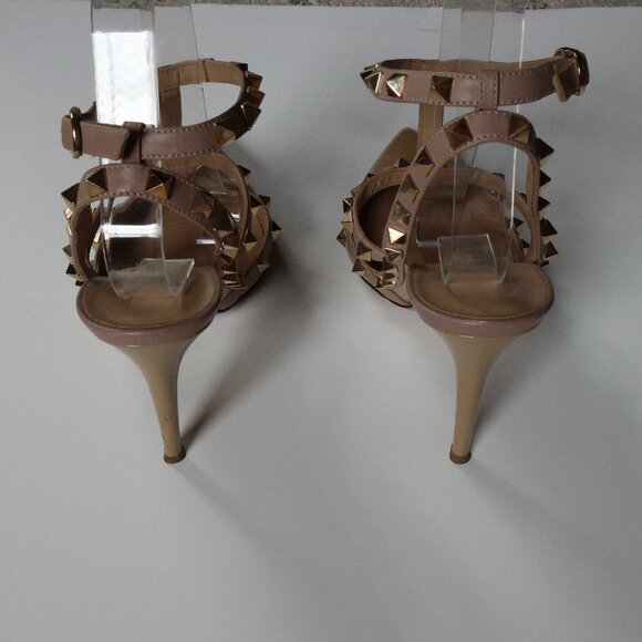 Valentino Garavani Rockstud Ankle Strap Pumps in Patent Leather Size: 39 1/2 - Picture 4 of 16